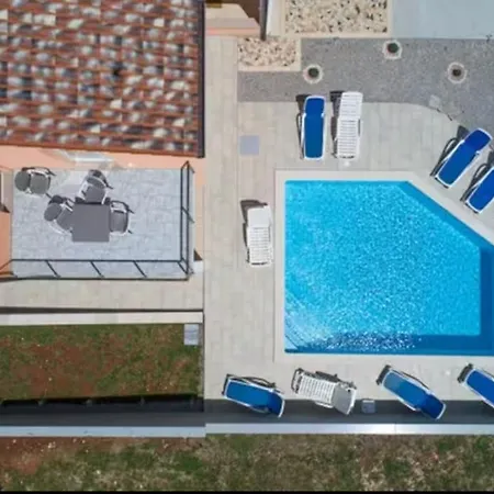 Paola Vinez Villa Labin