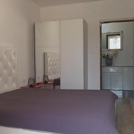 Villa Paola Vinez *